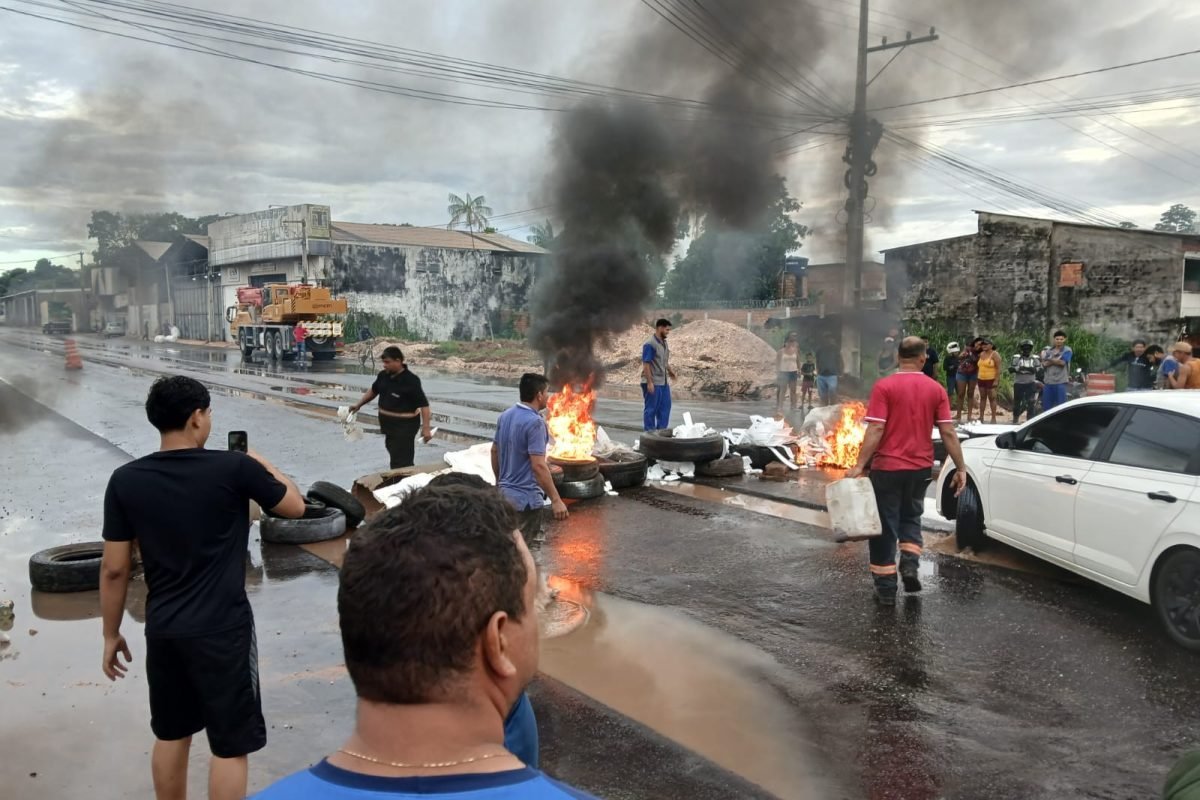 obras na rodovia. Os manifestantes cobram melhorias no saneamento e mudanças no