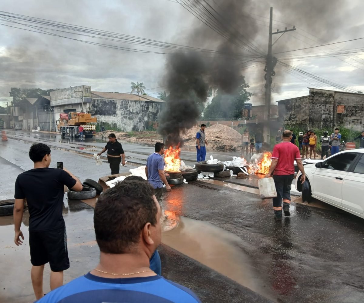 obras na rodovia. Os manifestantes cobram melhorias no saneamento e mudanças no