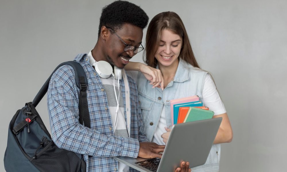 tuguesa, Matemática, Pedagogia e Libras. Para atuar como Apoio Escolar, alunos d