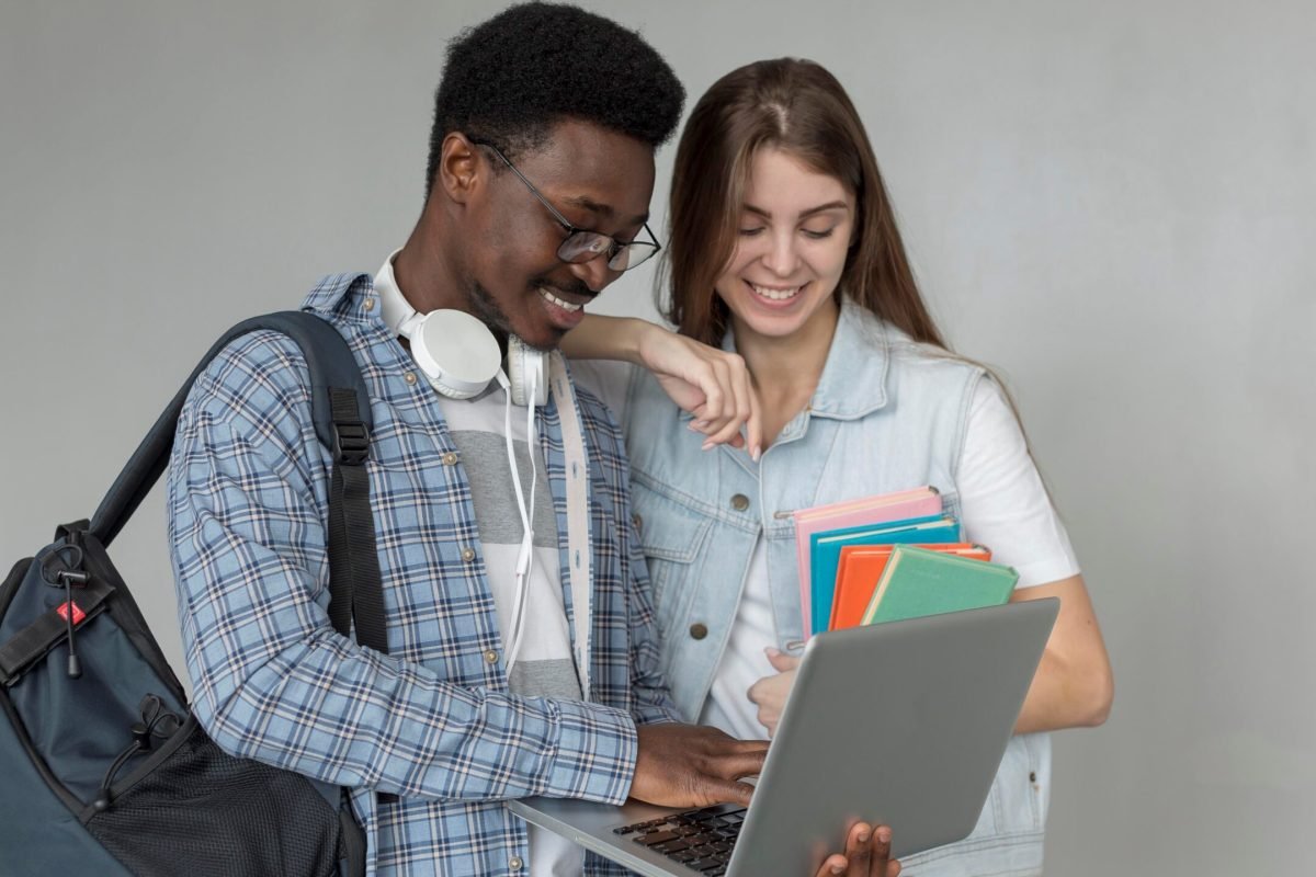 tuguesa, Matemática, Pedagogia e Libras. Para atuar como Apoio Escolar, alunos d