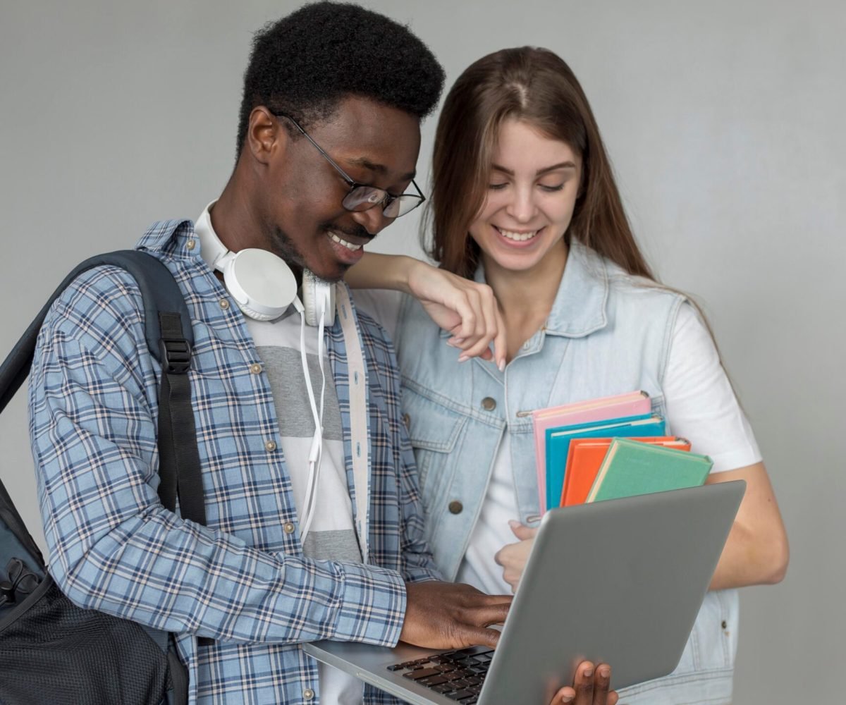 tuguesa, Matemática, Pedagogia e Libras. Para atuar como Apoio Escolar, alunos d
