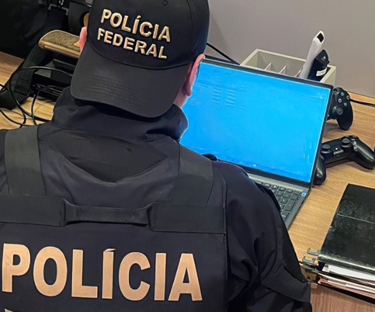 ação, foram cumpridos um mandado de prisão e seis de busca e apreensão no Rio de