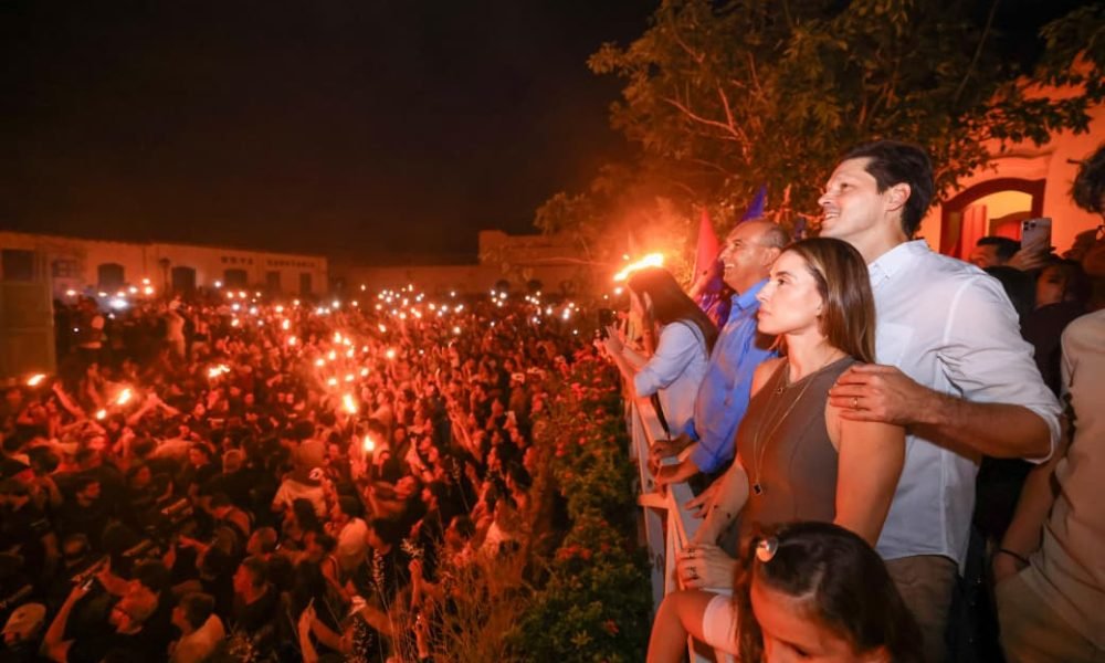 Daniel e Iara Netto Vilela acompanham a Procissão do Fogaréu na cidade de Goiás, que neste ano completa 281 anos