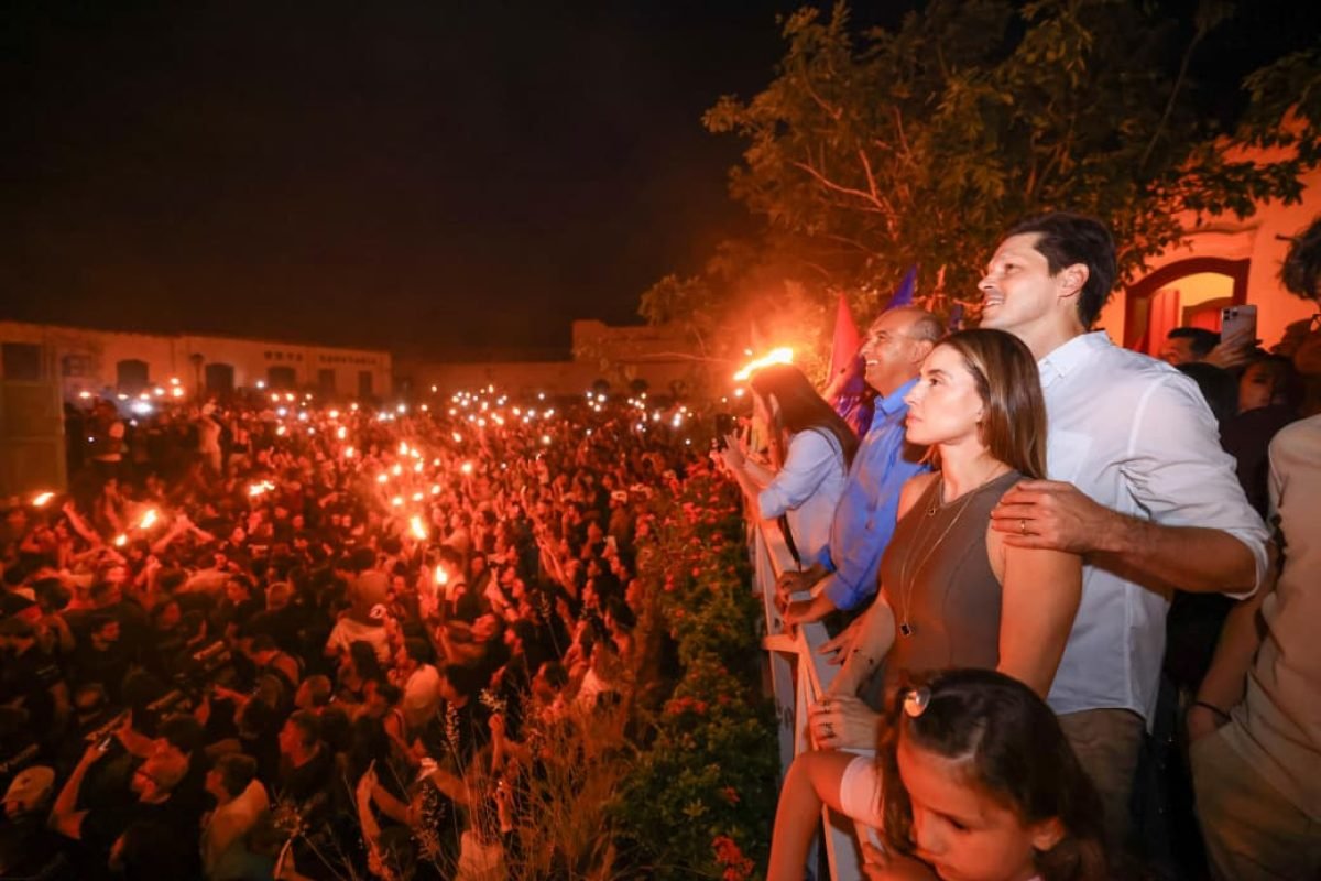 Daniel e Iara Netto Vilela acompanham a Procissão do Fogaréu na cidade de Goiás, que neste ano completa 281 anos