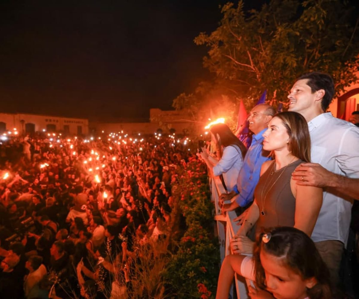 Daniel e Iara Netto Vilela acompanham a Procissão do Fogaréu na cidade de Goiás, que neste ano completa 281 anos