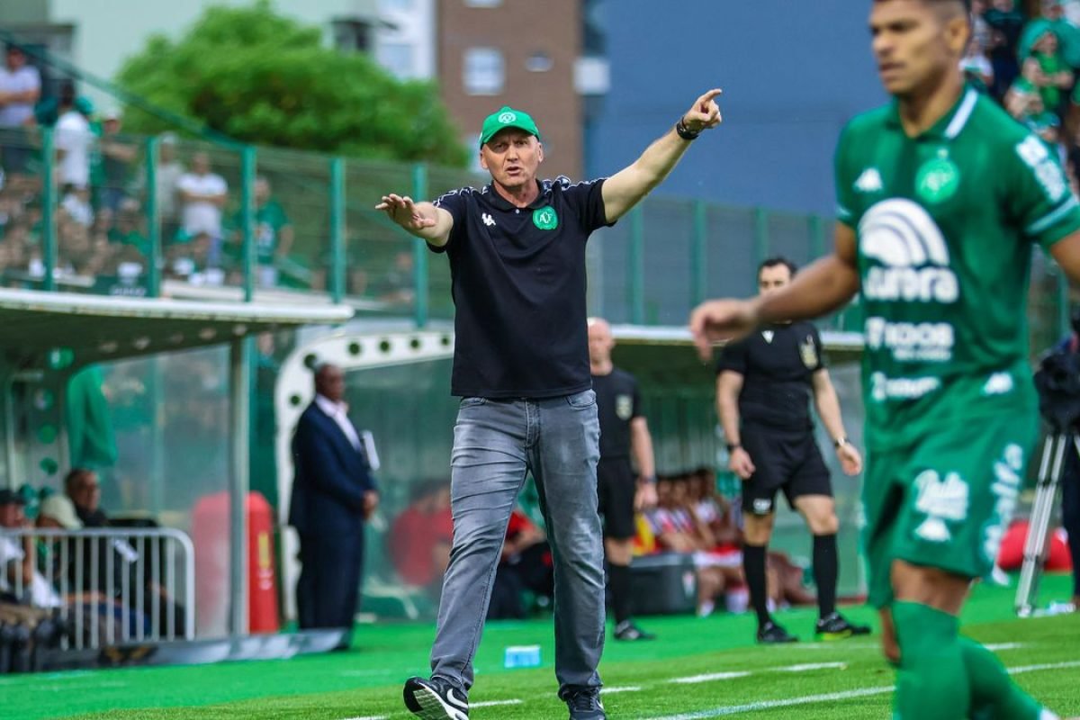 goleada de 4 a 0, da equipe catarinense para o Atlético-MG em partida válida pel