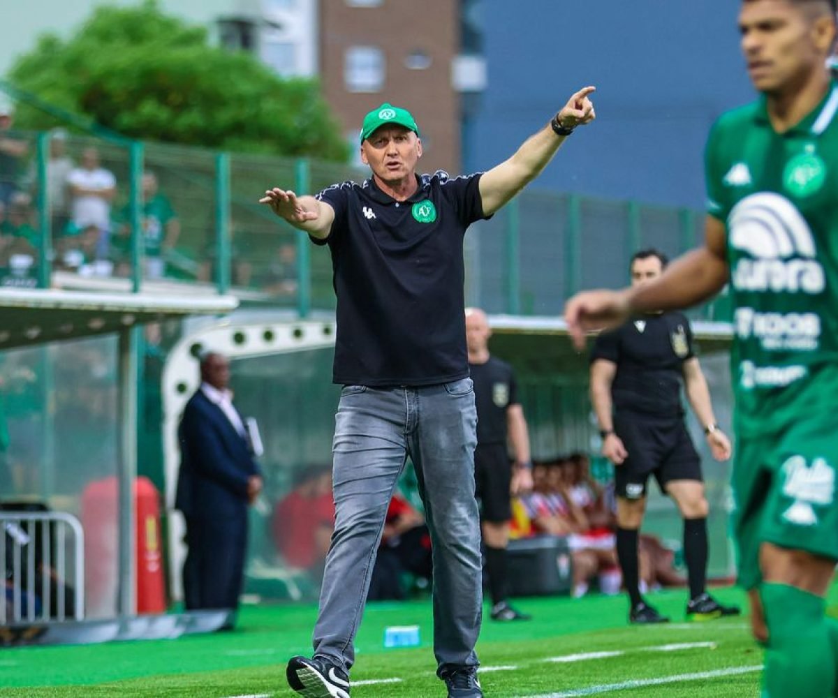 goleada de 4 a 0, da equipe catarinense para o Atlético-MG em partida válida pel