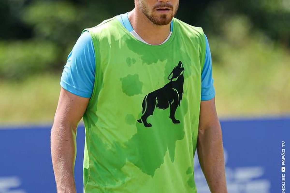 ada, mais uma peça consolidada no elenco. O volante Caio Mello, que chegou ao cl