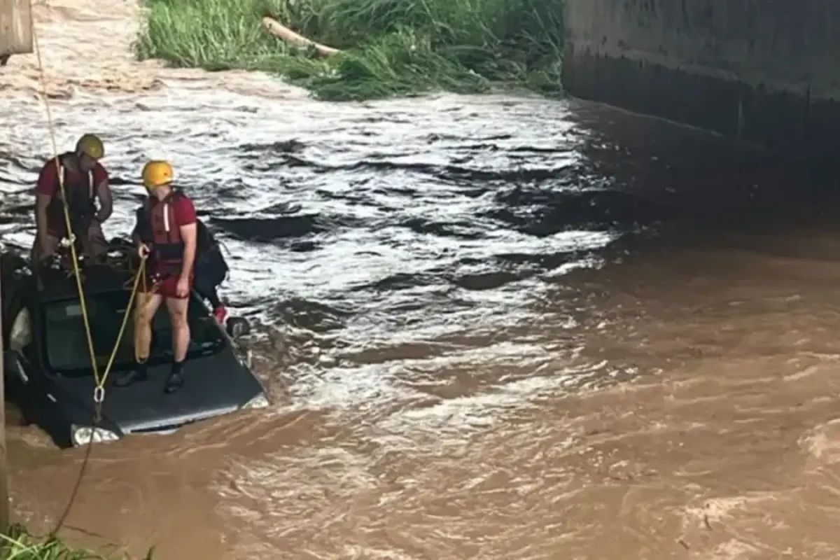 causa do volume elevado, ela perdeu o controle de seu veículo, caindo na calha d