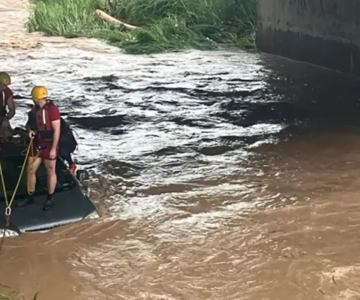 causa do volume elevado, ela perdeu o controle de seu veículo, caindo na calha d