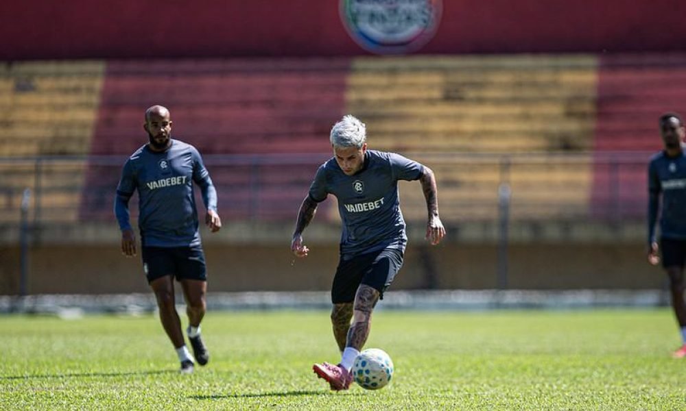 tantes e a falta de opções a mesma altura no banco de reservas. Suspensos pelo t