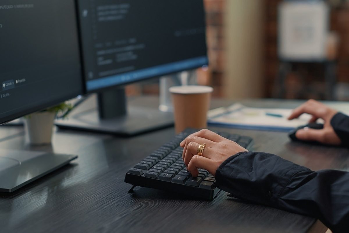 tuguesa da Educação Básica, além de estudantes de graduação e pós-graduação em L