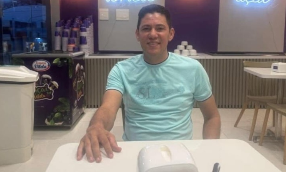 um suspeito que efetuou disparos contra o vidro do lado do motorista. Jânio foi