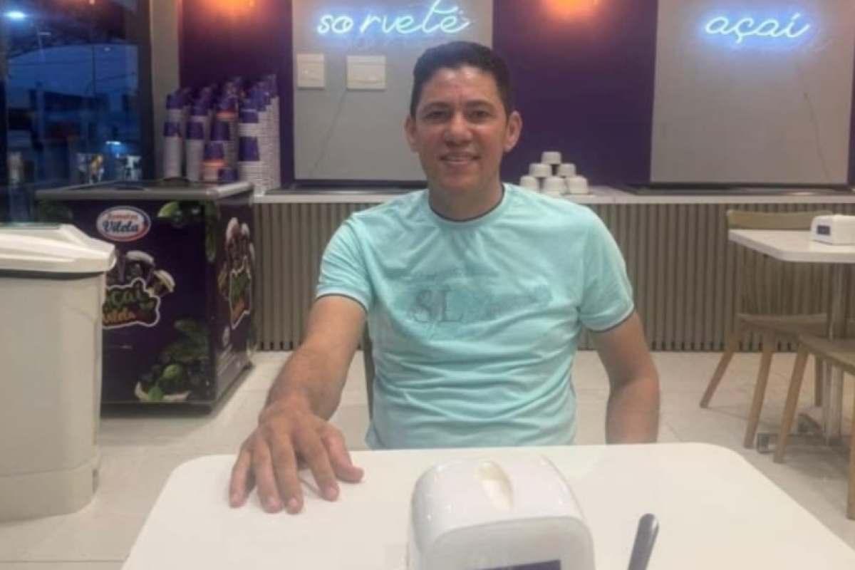 um suspeito que efetuou disparos contra o vidro do lado do motorista. Jânio foi