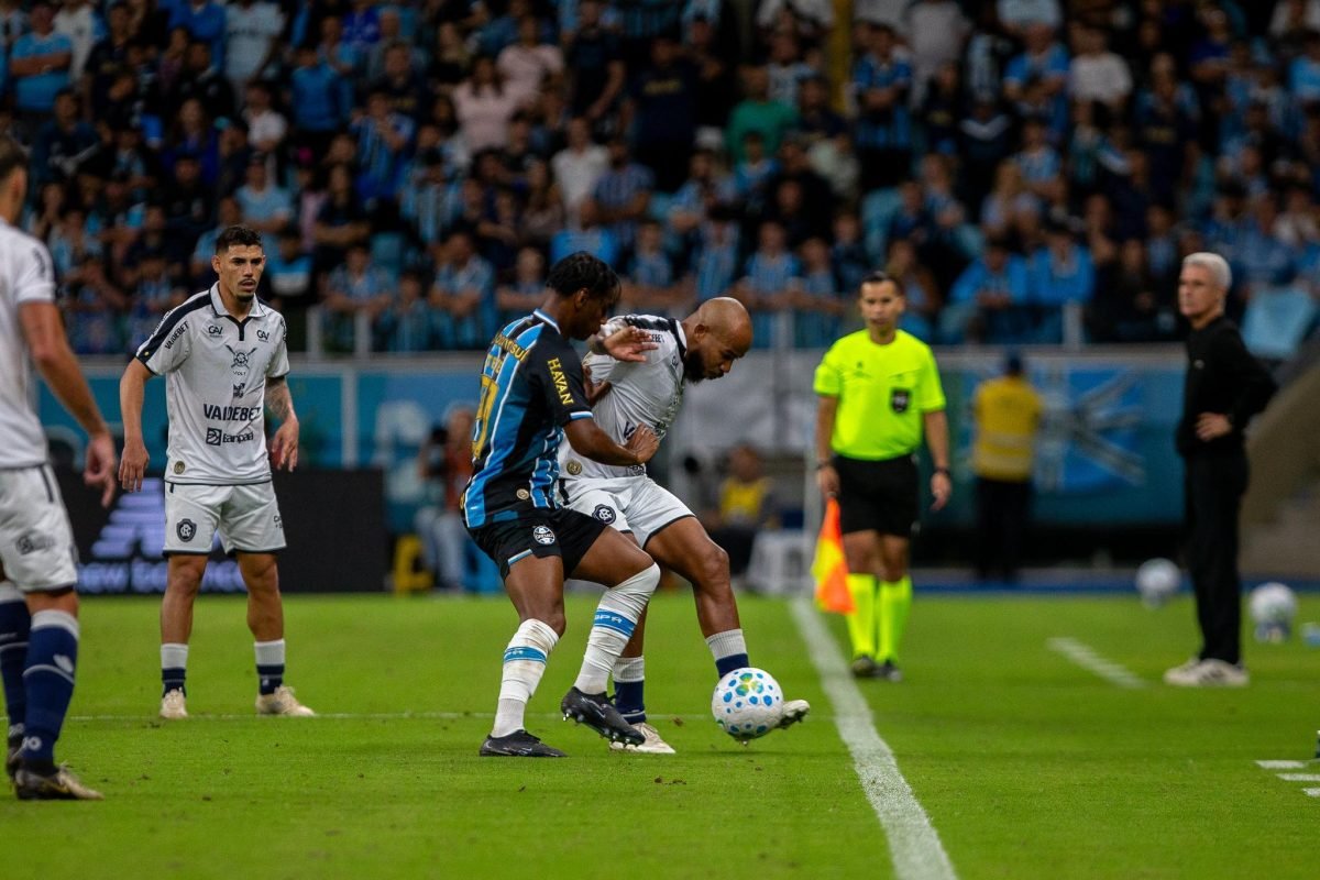 expulsão no jogo contra o Grêmio: 'Erro infantil']] [[(standard.Article) Léo Con