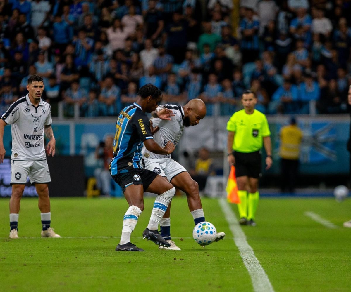 expulsão no jogo contra o Grêmio: 'Erro infantil']] [[(standard.Article) Léo Con