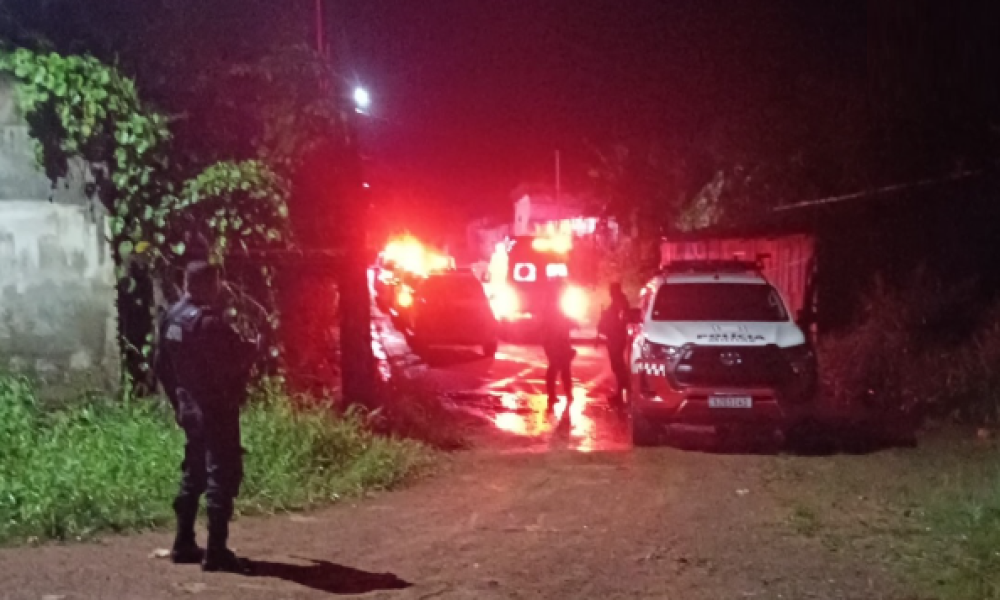 uma guarnição da Polícia Militar, os suspeitos teriam reagido, o que resultou em