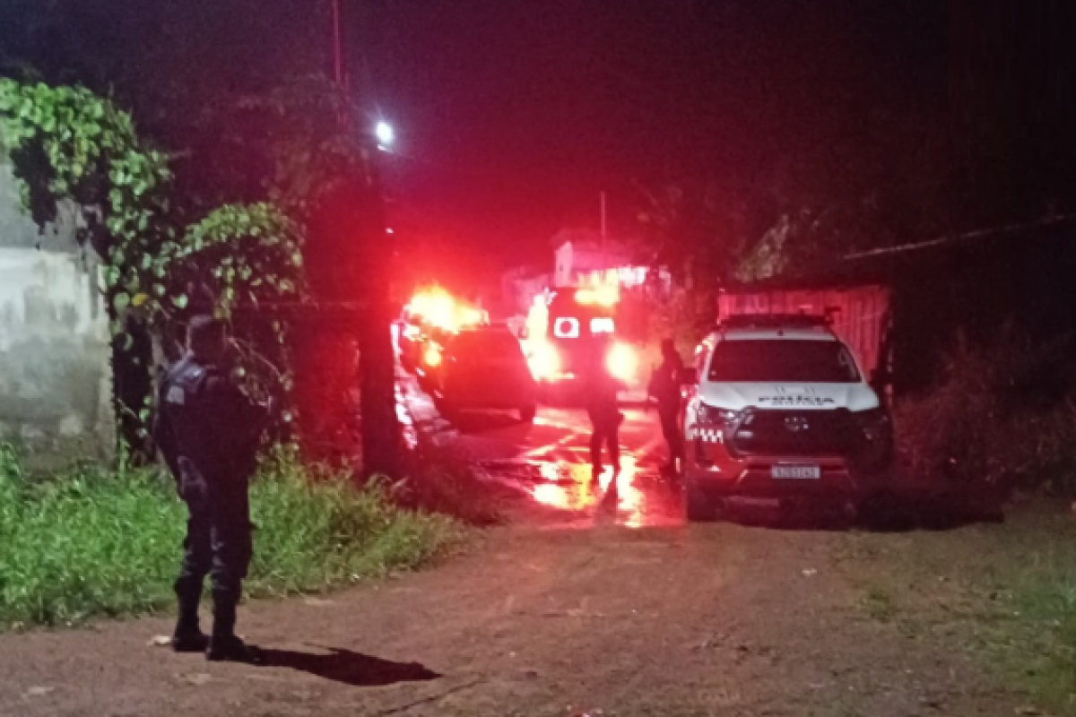 uma guarnição da Polícia Militar, os suspeitos teriam reagido, o que resultou em