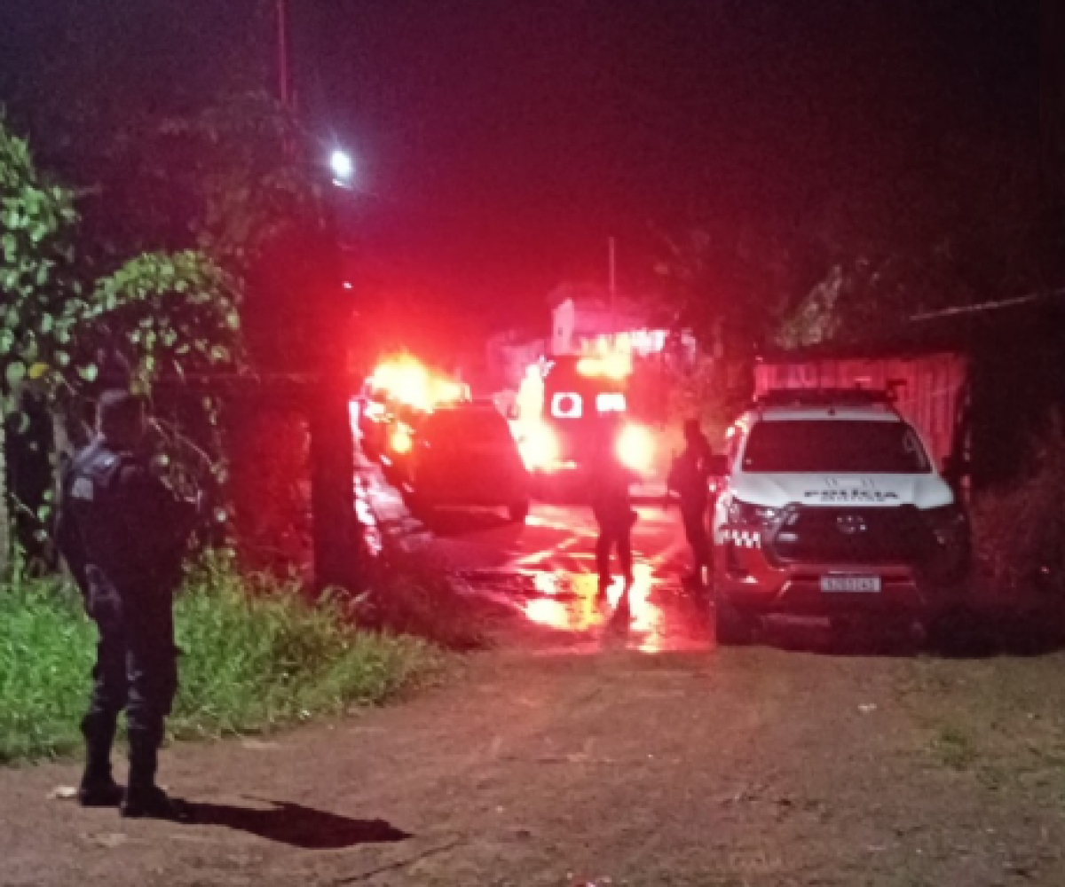 uma guarnição da Polícia Militar, os suspeitos teriam reagido, o que resultou em