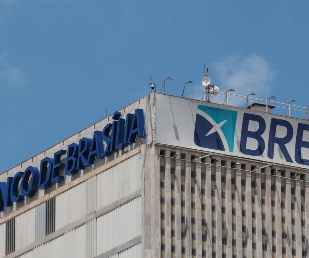 que inicialmente tinham dito publicamente que compareceriam espontaneamente à au