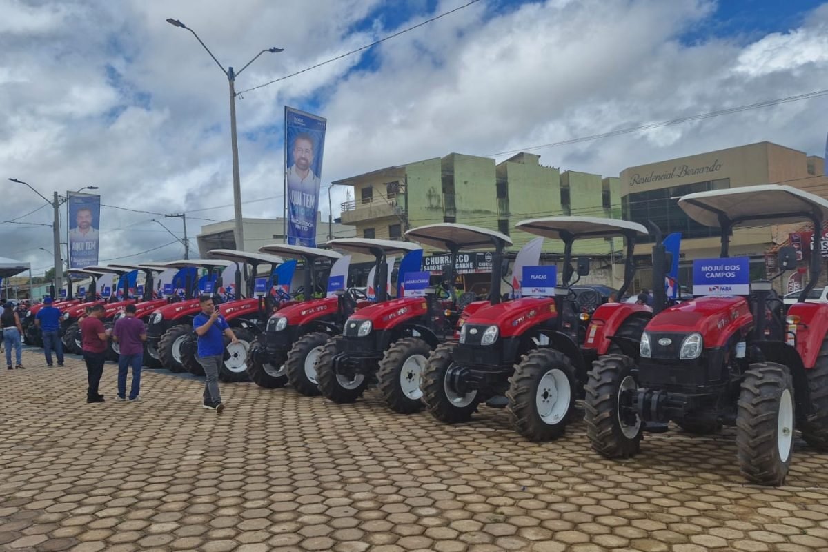 Tratores entregues a municípios do oeste do Pará Luiz Henrique Nunes/g1