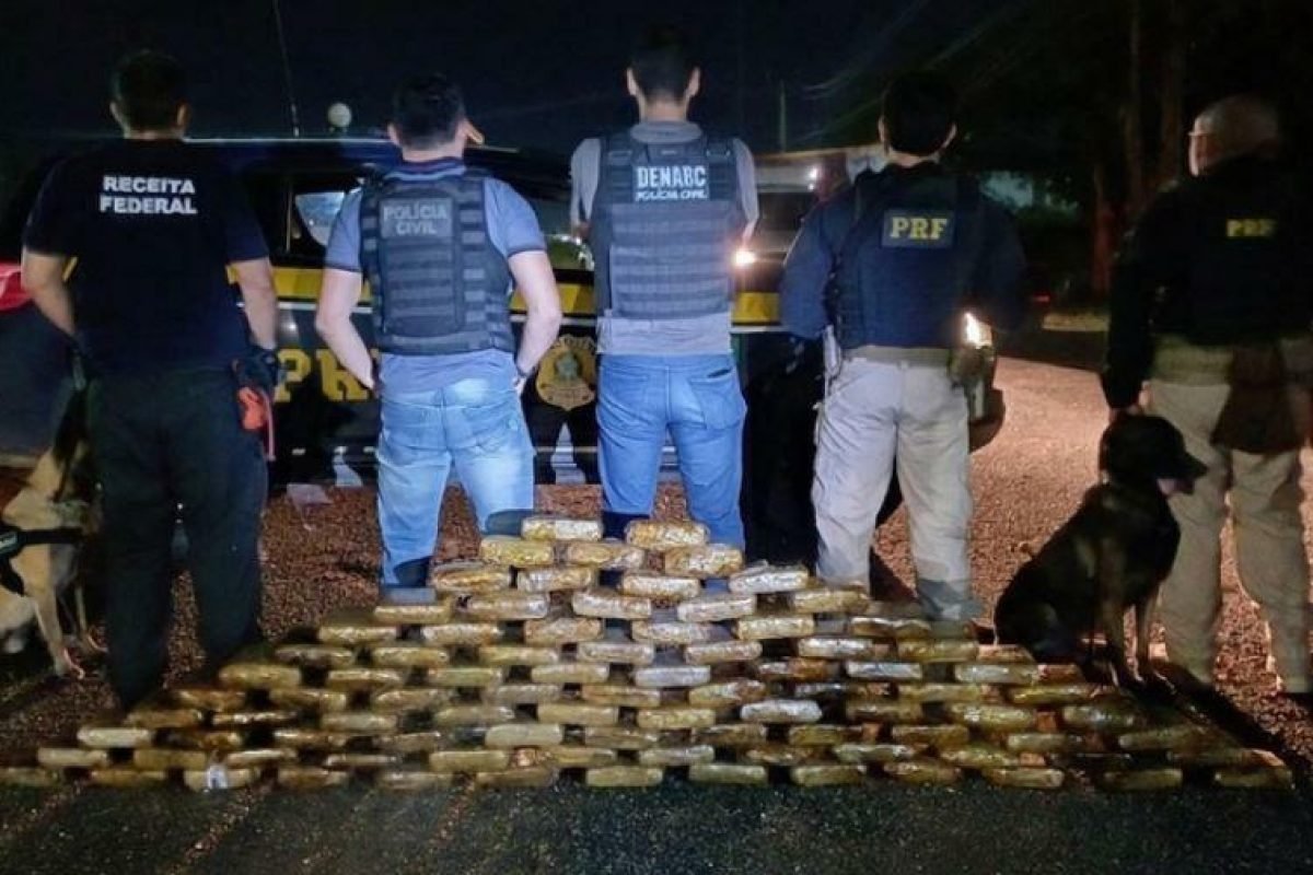 volta das 21h, os agentes abordaram um caminhão Volvo que saiu de Belém com dest