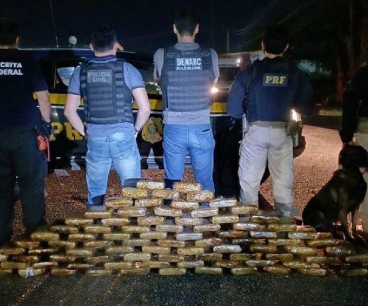 volta das 21h, os agentes abordaram um caminhão Volvo que saiu de Belém com dest