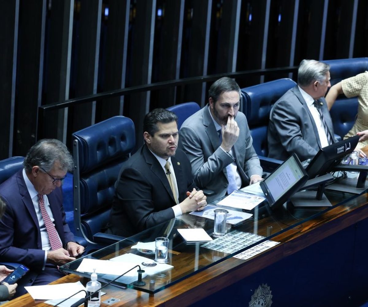 que não teve um emprego anterior e não adquire experiência pelo fato de antes nã