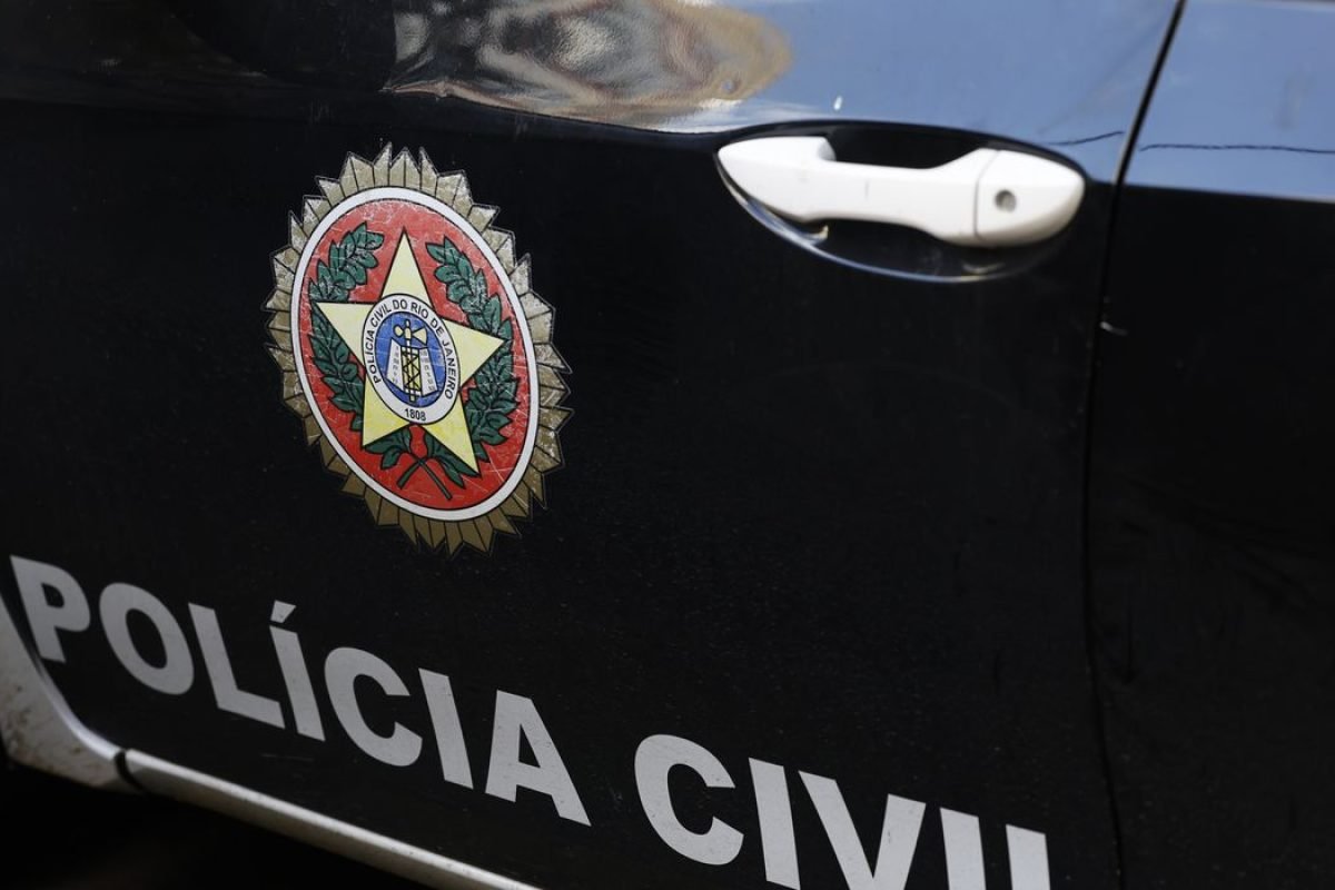 finalidade o cumprimento de dois mandados de prisão preventiva e de seis de busc