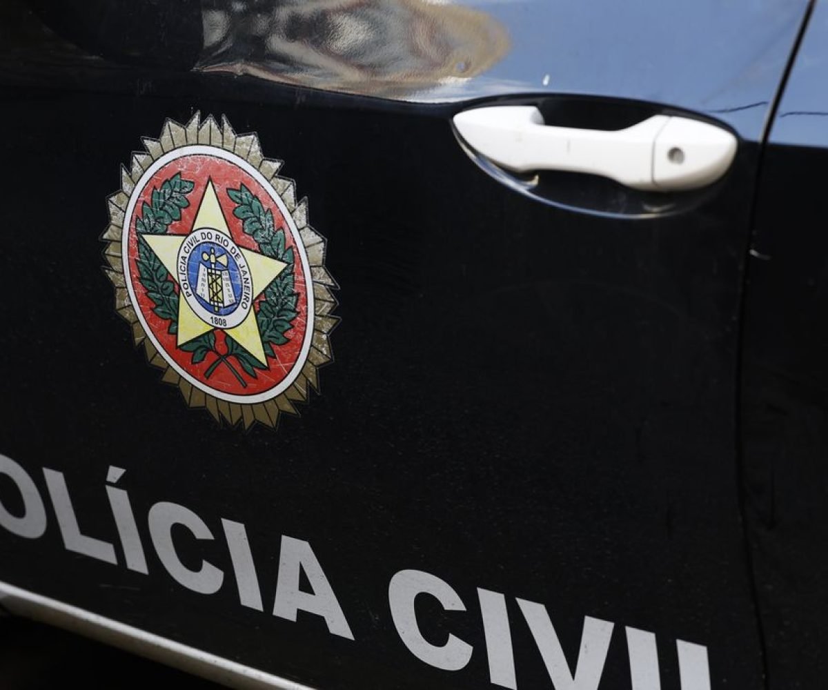 finalidade o cumprimento de dois mandados de prisão preventiva e de seis de busc