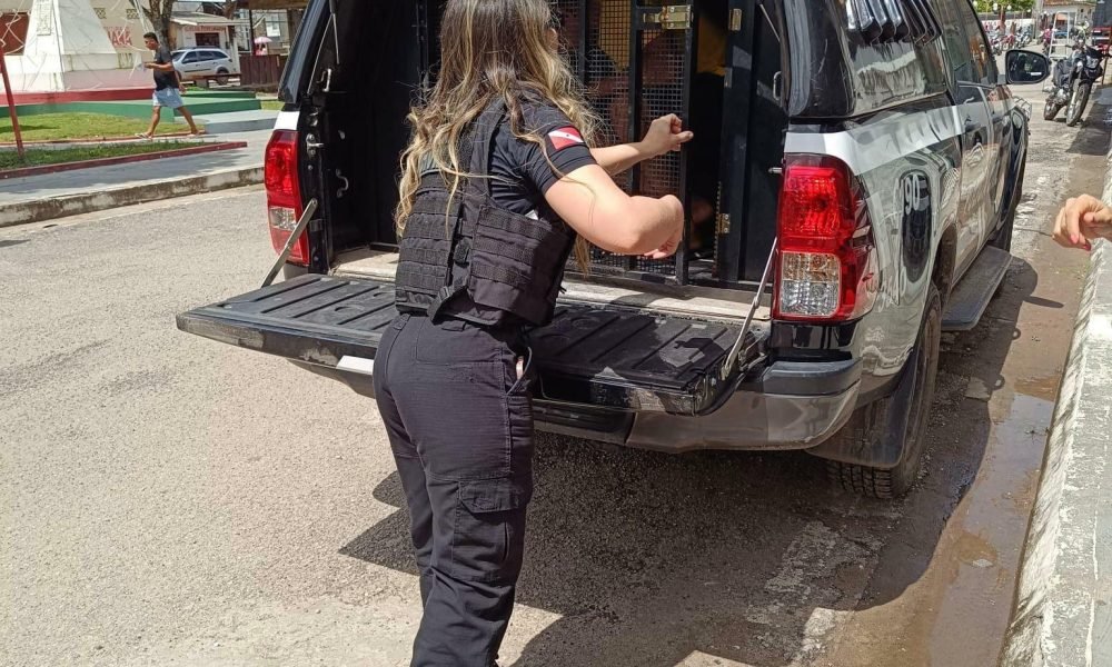 fim, um banco, intensificando a violência. A agressão só foi interrompida após a