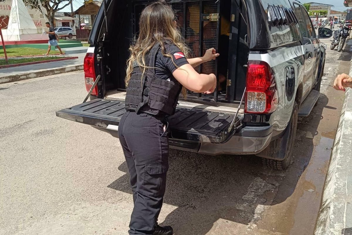 fim, um banco, intensificando a violência. A agressão só foi interrompida após a