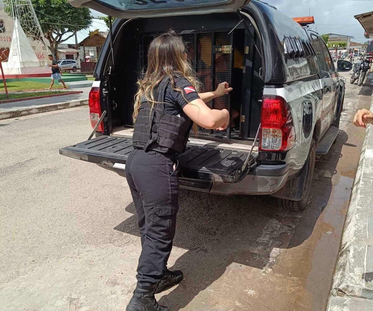 fim, um banco, intensificando a violência. A agressão só foi interrompida após a