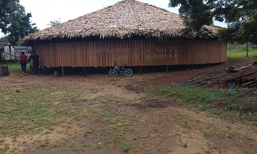 mestres da arquitetura indígena vindos das aldeias. Além de uma estrutura física