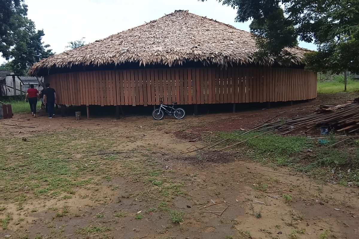 mestres da arquitetura indígena vindos das aldeias. Além de uma estrutura física