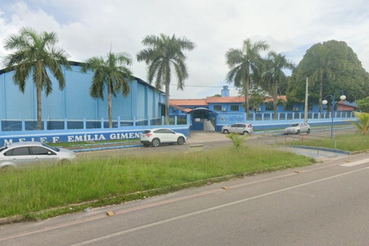 outros alunos não autistas da mesma instituição, resultou em ferimentos graves q