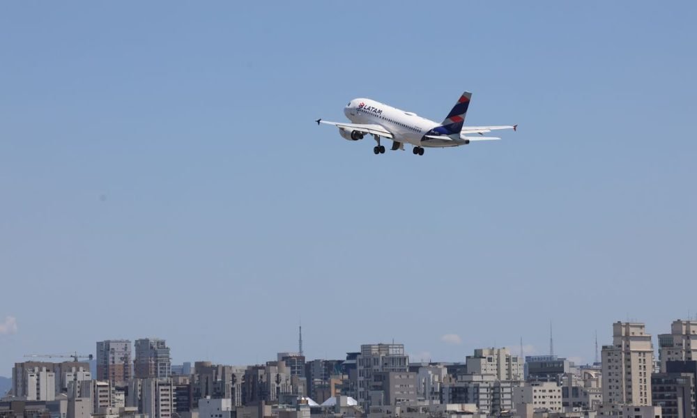 to de Congonhas ontem, nesta sexta-feira (10) os pousos e decolagens acontecem n