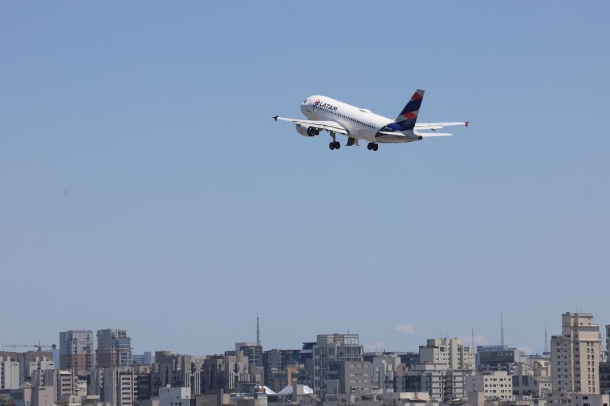 to de Congonhas ontem, nesta sexta-feira (10) os pousos e decolagens acontecem n