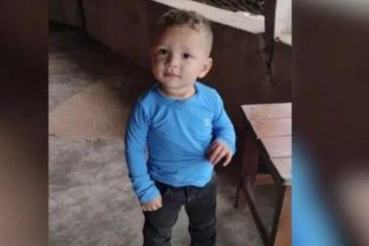 volta das 17h, enquanto brincava em frente à casa da família, na Vila Peruana, n