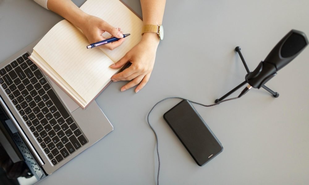 meio de formulário eletrônico disponível AQUI. Os dados coletados definiram os v