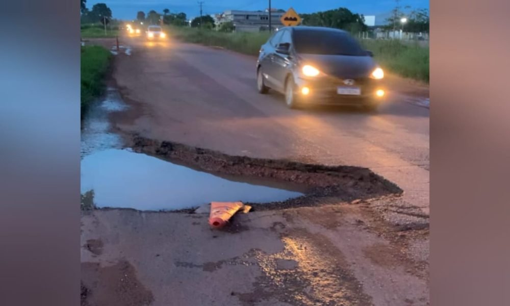que presenciei dois acidentes nesse local, e eu mesmo já bati nesse buraco à noi
