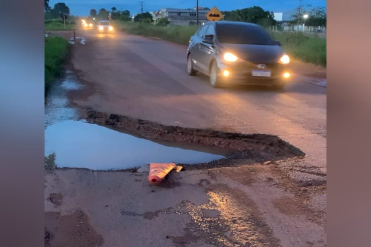 que presenciei dois acidentes nesse local, e eu mesmo já bati nesse buraco à noi