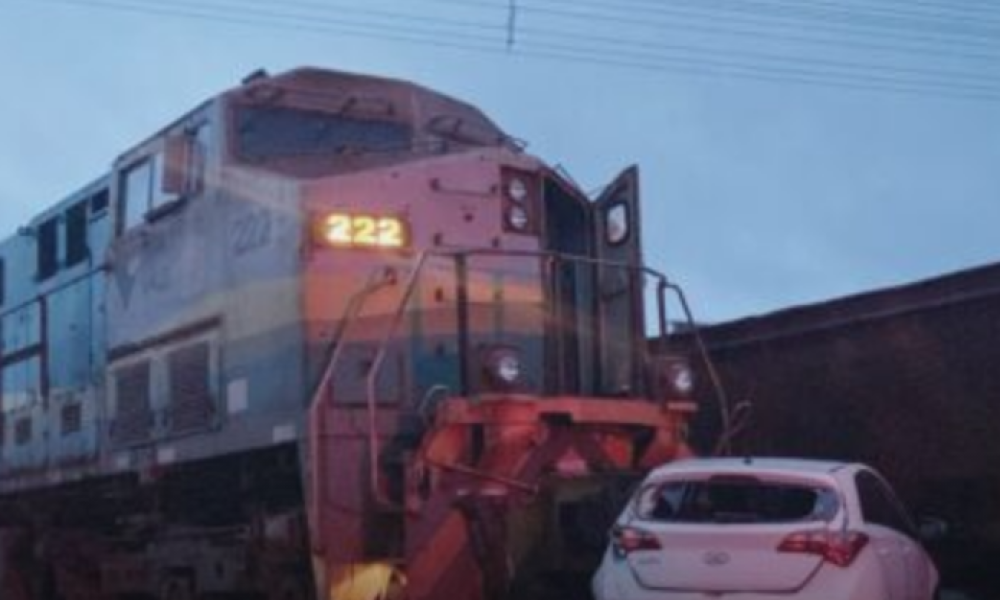 volta das 4h, deste sábado (11), e o veículo acabou sobre os trilhos da Estrada