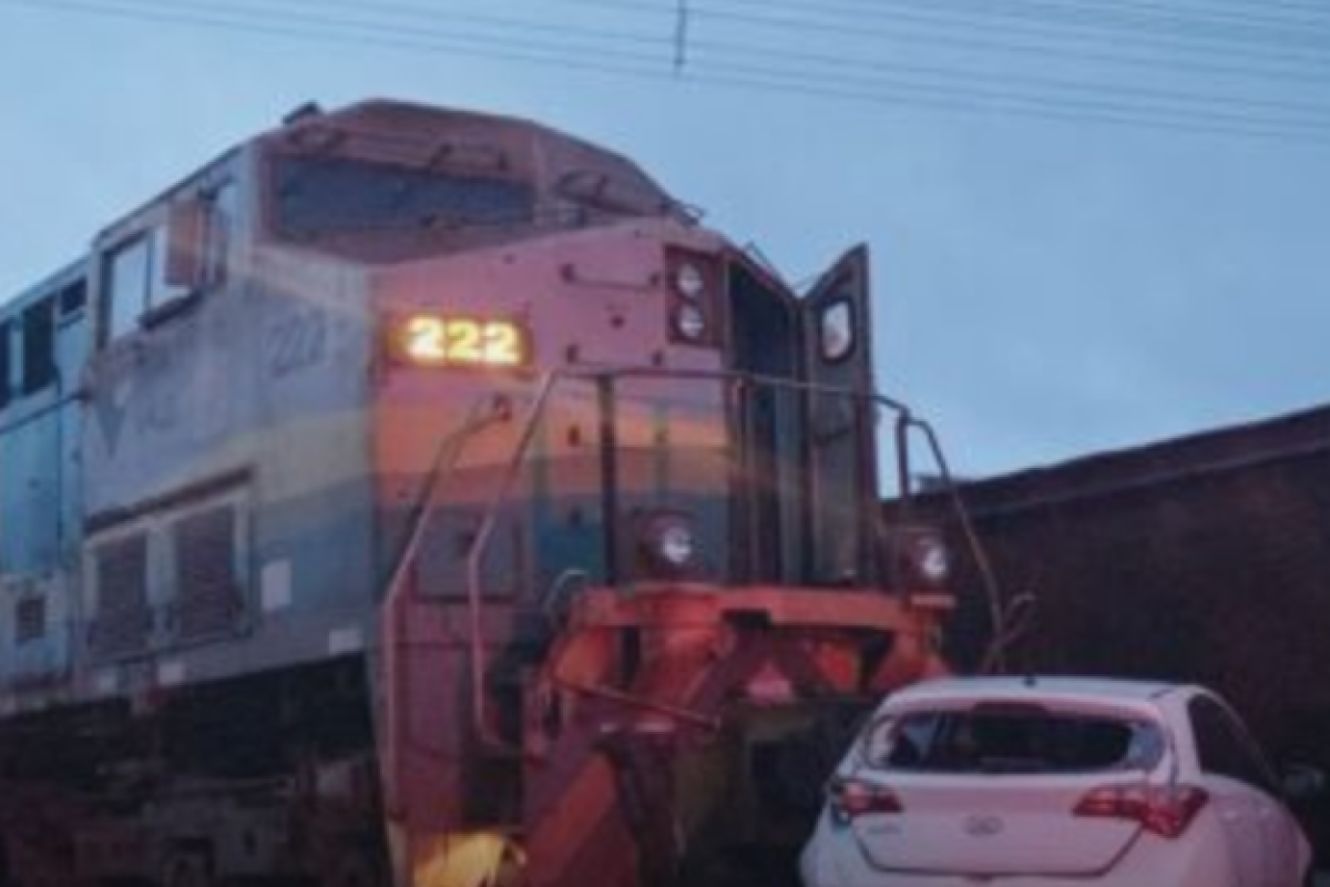 volta das 4h, deste sábado (11), e o veículo acabou sobre os trilhos da Estrada