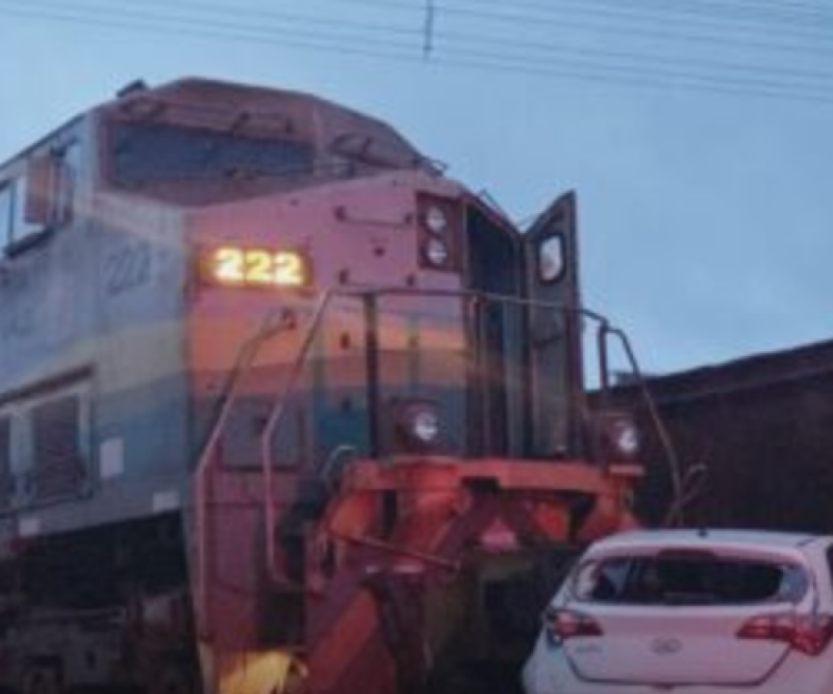 volta das 4h, deste sábado (11), e o veículo acabou sobre os trilhos da Estrada