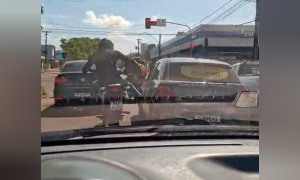 testemunhas flagrou o momento em que um motociclista persegue e golpeia um carro