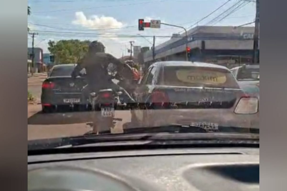 testemunhas flagrou o momento em que um motociclista persegue e golpeia um carro