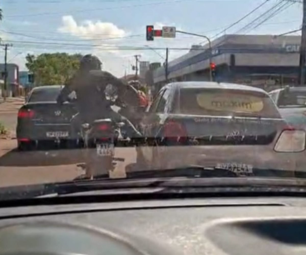 testemunhas flagrou o momento em que um motociclista persegue e golpeia um carro