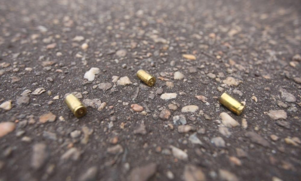 criminosos armados. A vítima foi atingida por pelo menos sete disparos e morreu