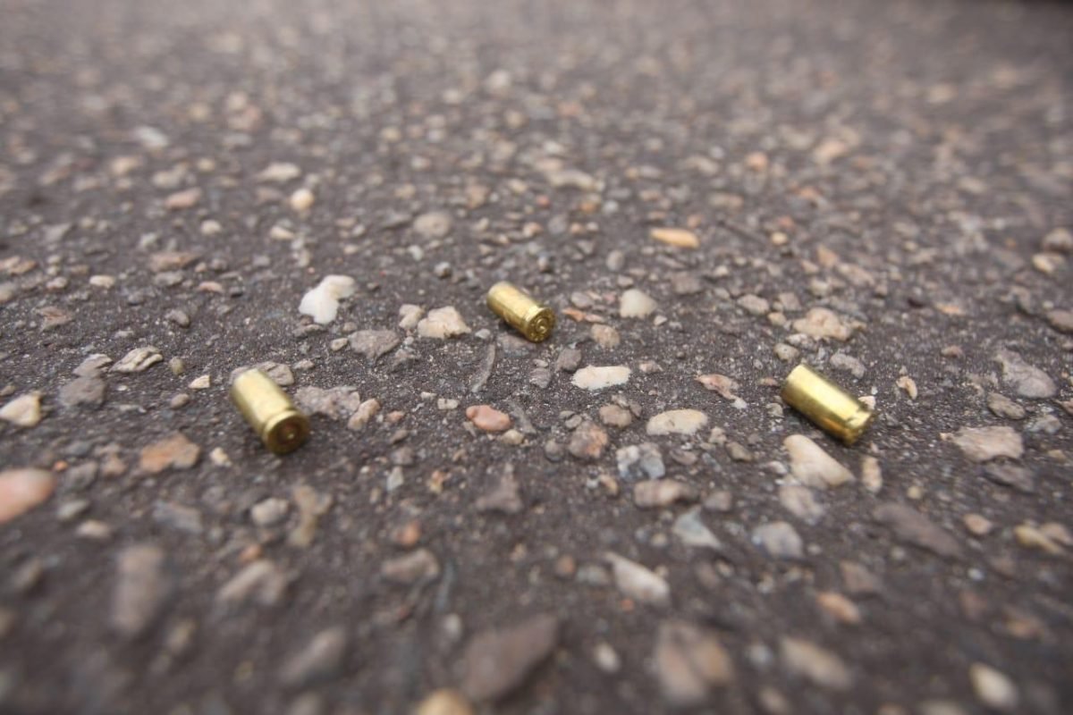 criminosos armados. A vítima foi atingida por pelo menos sete disparos e morreu